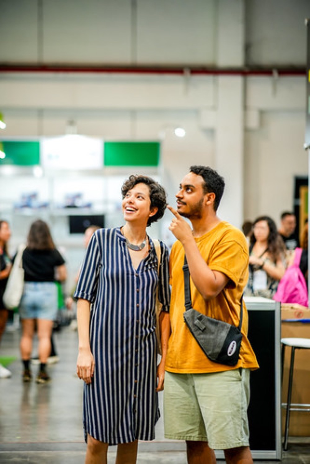Duas pessoas visitam juntas a feira do VegFest